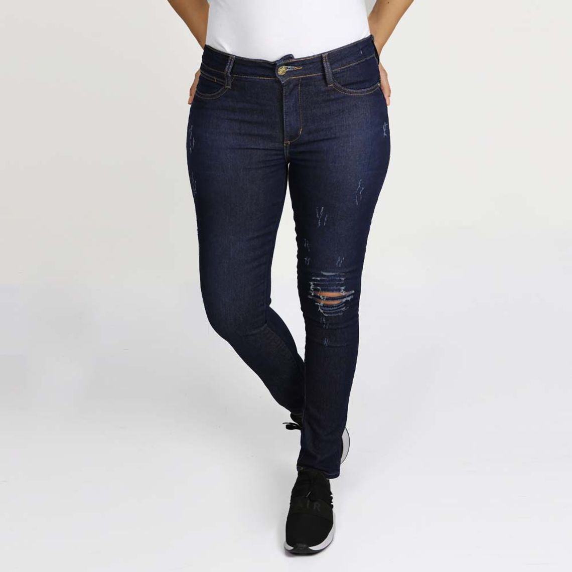 calça jeans feminina com rasgo no joelho